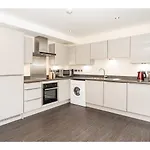 4 Chapel Stylish 2-bed Flat Near Centre Pass The Keys