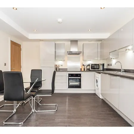 4 Chapel Stylish 2-bed Flat Near Centre Pass The Keys *