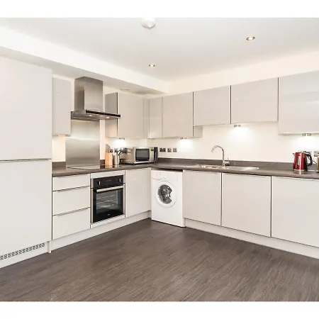 4 Chapel Stylish 2-bed Flat Near Centre Pass The Keys