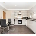 4 Chapel Stylish 2-bed Flat Near Centre Pass The Keys *