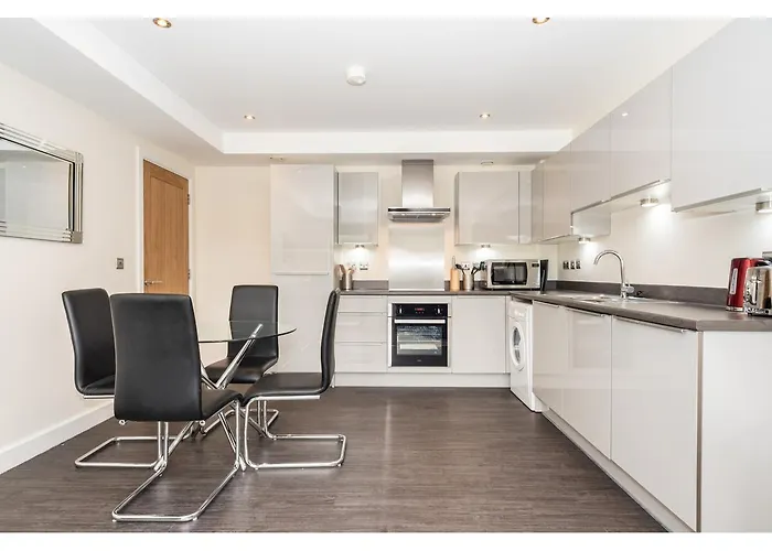 4 Chapel Stylish 2-bed Flat Near Centre Pass The Keys *