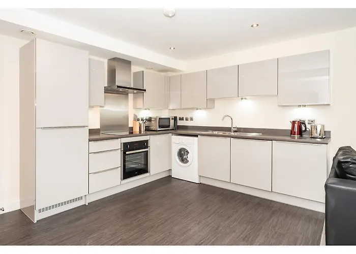 4 Chapel Stylish 2-bed Flat Near Centre Pass The Keys